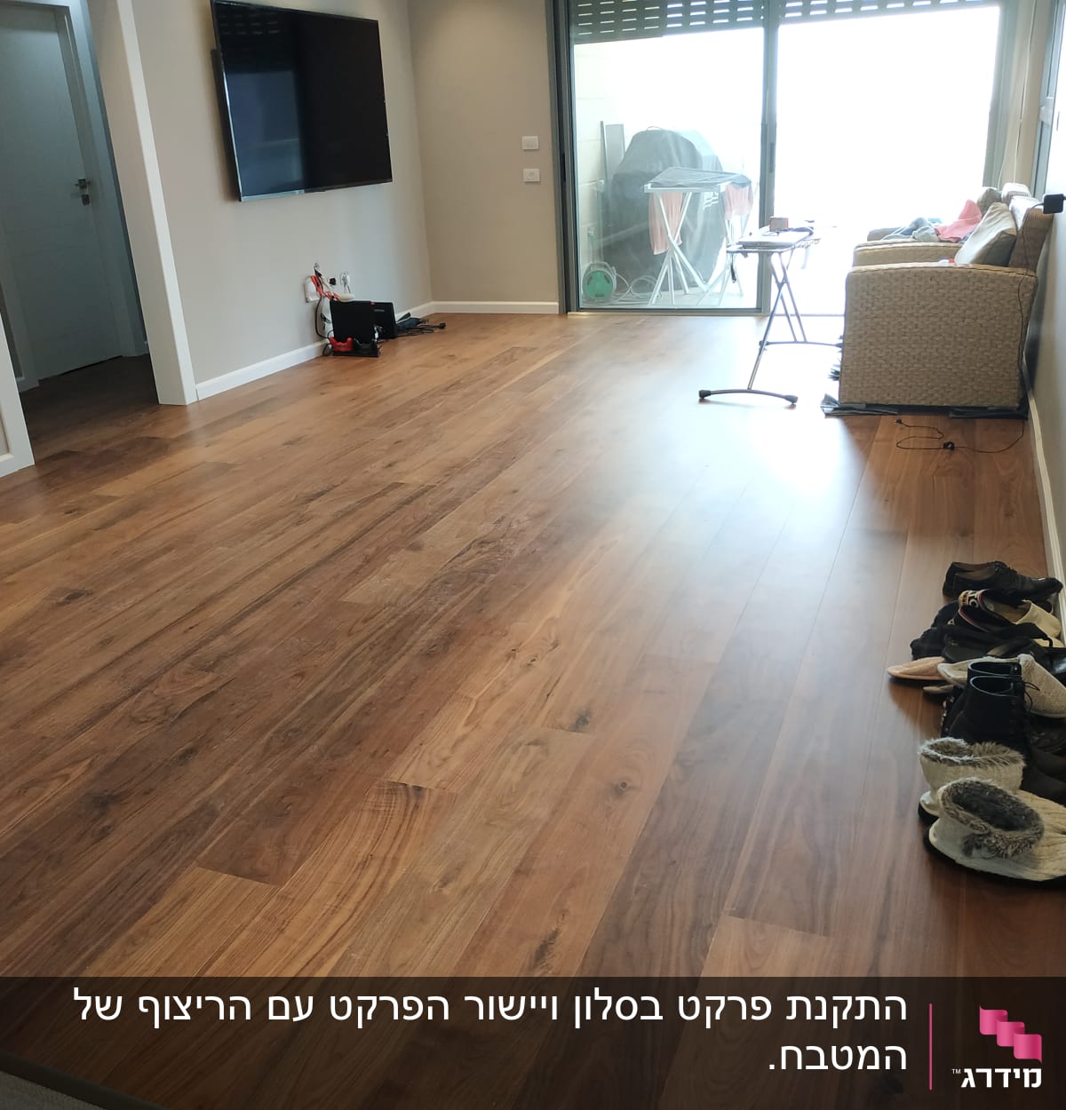 רצפת פרקט עץ חום בחדר מגורים מואר